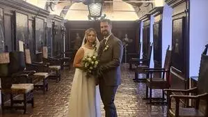 Eine Winterhochzeit in historischer Umgebung | Gemeinsamer Blick in die Zukunft: Katharina Konrad und Dominik Sammer