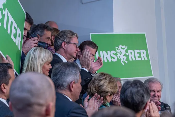 Aber "wir brauchen einen Partner, wir sind nicht alleine auf der Welt. Ich werde morgen damit beginnen, gemeinsam die Steiermark zu entwickeln", sagte Schützenhöfer und bedankte sich bei seinem Team, dass "drei Wochen unermüdlich für fünf Jahre gearbeitet hat".