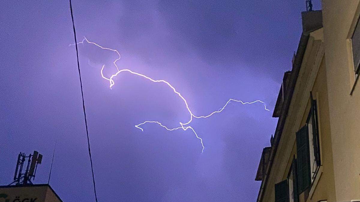 &quot;Meeeega Wetterleuchten in Graz&quot; schreibt Jasmin Puchwein auf X (ehemals Twitter)