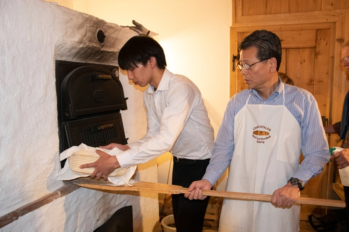 Extra angereist sind auch Freunde aus Japan, die seit zehn Jahren in einem Brotbackhaus in Japan Lesachtaler Brot backen.