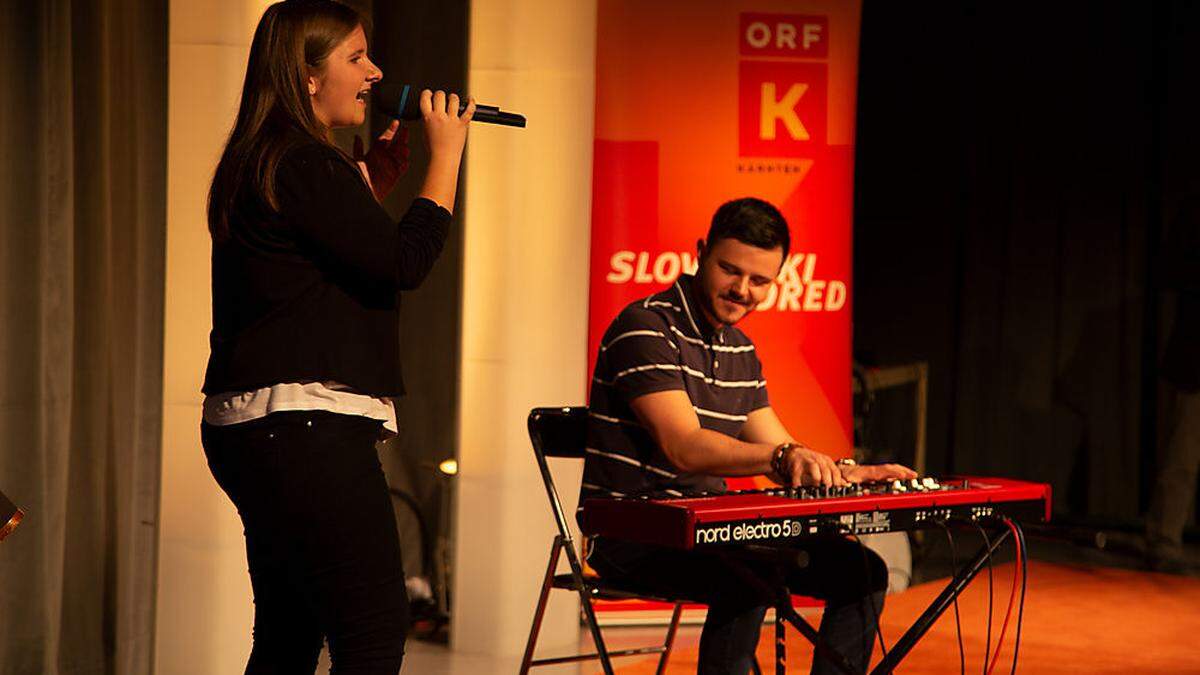 Pianocoach Žan Hauptman mit Ana Smolnik bei einem Auftritt im ORF 