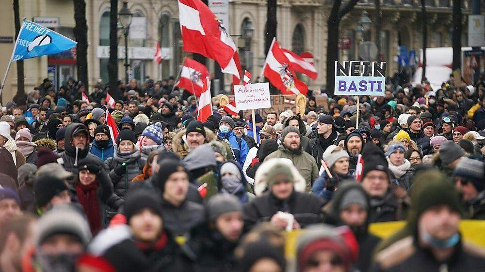 Demonstranten in Wien - Masken sind nur vereinzelt zu sehen