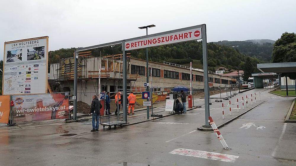 Aufgrund der Bauarbeiten beim LKH Wolfsberg ist der Parkplatz bei der Unfall-Ambulanz gesperrt - voraussichtlich für drei Wochen