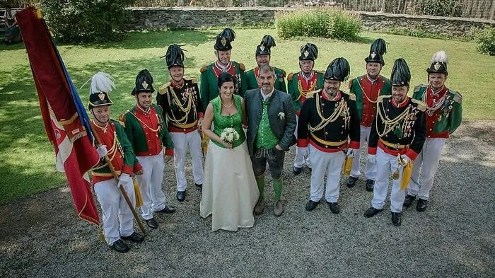 Michaela und Bernd Dörfler trauten sich im Beisein der Uniformierten Schützengarde Himmelberg