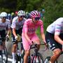Tadej Pogacar im rosa Trikot des Leaders beim Giro - sein Erfolg wird vom ganzen Team unterstützt, er beschützt. Auch vom Österreicher Felix Großschartner. 