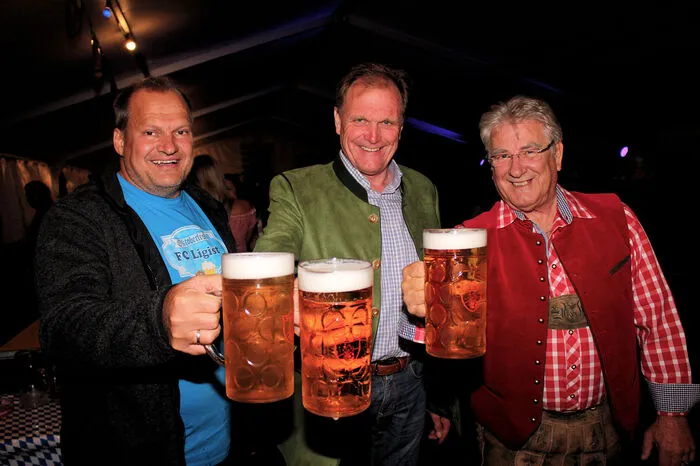 Danach stießen die beiden mit Bürgermeister Johann Feichter (Krottendorf-Gaisfeld) auf den gelungen Anstich an.