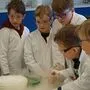 Für kurze Zeit schlüpften die Kinder in die Rolle von Wissenschaftlern