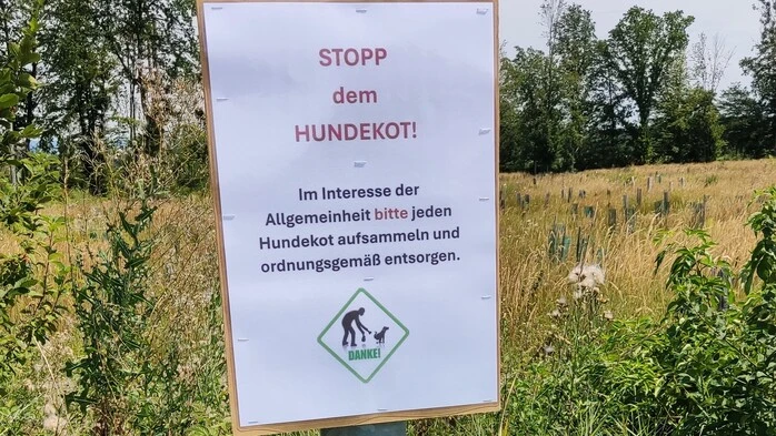 Solche Schilder sollen Hundehalter animieren, den Kot ihrer Vierbeiner ordnungsgemäß wegzuräumen