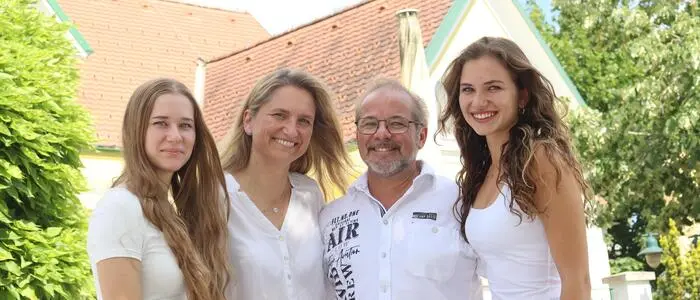 Herwig Hofer mit seiner Frau Michaela sowie den Töchtern Janina (links) und Nadine (rechts)