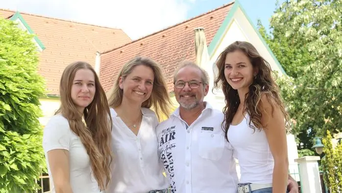 Herwig Hofer mit seiner Frau Michaela sowie den Töchtern Janina (links) und Nadine (rechts)
