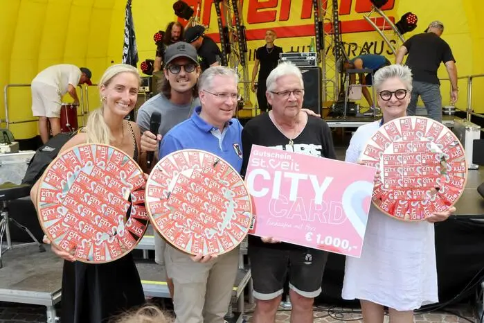 Über den Hauptpreis (Gutschein 1000 Euro Citycard) anlässlich der Verlosung freute sich Herbert Wernig (2. von rechts) aus St. Veit. Übrigens: Ein Video vom Stadtfest gibt es auf Facebook Kleine Zeitung St. Veit/Feldkirchen zu sehen! Klicken Sie sich durch die Fotogalerie!