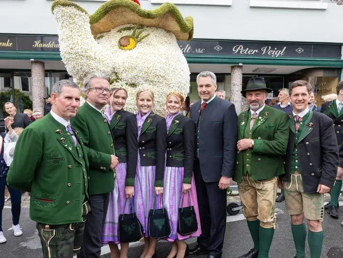 Bad Aussee, AUSTRIA, 4. Juni 2023 - 
Korso - Narzissenfest 2023;
Bgm. Gerald Loitzl (Altaussee), Landeshauptmann Christopher Drexler, Sophia Hellwig, Narzissenkönigin Michael Ertlschweiger, Celin Pichler, Bundeskanzler Karl Nehammer, Bgm. Franz Frosch (Bad Aussee) und Bgm. Franz Steinegger (Grundlsee).
Photo: Harald Steiner