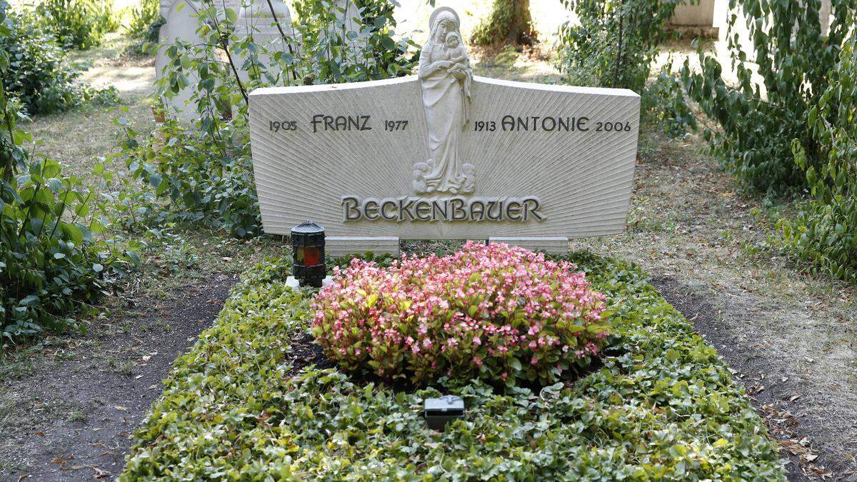 Das Familiengrab der Eltern von Franz Beckenbauer im August 2015 im Friedhof am Perlacher Forst in München, hier soll auch der Kaiser begraben worden sein