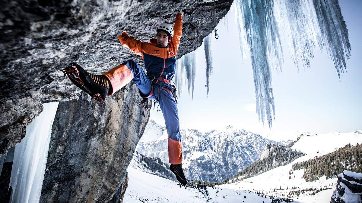 Am Abgrund: Dani Arnold klettert eine der schwersten Mixed-Routen der Welt, die Route „Ritter der Kokosnuss“ an der Breitwangflue in der Schweiz