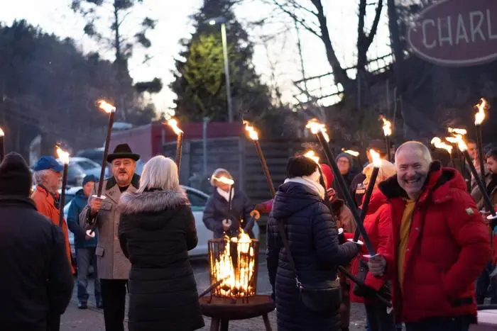 Treffpunkt war beim ProRast Gelände in Bad Loipersdorf, wo die Fackeln ausgegeben und entzündet wurden