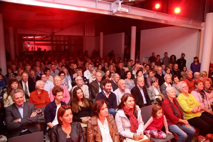 Anlässlich des runden Jubiläums lud das Duo am Samstag zum Jubiläumskonzert in den bis auf den letzten Platz besetzten Launsdorfer Kultursaal. 