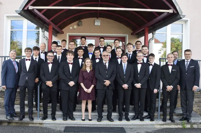Maturanten der 5AHMBA Maschinenbau–Automatisierung: Markus Arbeiter, Markus Buchberger, Michael Gaal, Julian Geschl, Lukas Greiner, Moritz Höpperger, Kilian Kahr, Elias Kleinschuster, Florian Klinger, Michael Knaus, Marcel Koschar, Simon Krachler, Bernhard Laundl, Christoph Lechner, Fabian Lipp, Lenny Mautner, Tobias Neuwirth, Felix Perner, Lukas Rabl, Marcel Reiner, Jonas Seidl, Sophie Spanner, Philip Teuschler, Philipp Tonweber