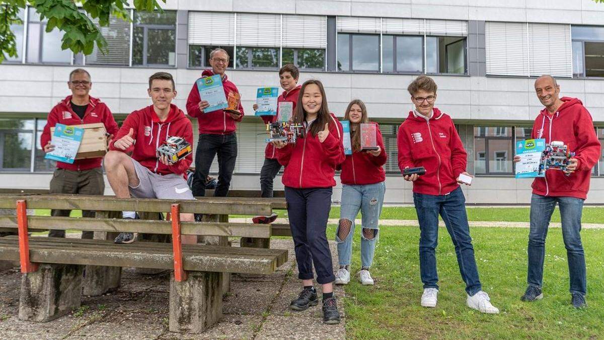 Das Team B.Robots 2021: Benjamin Sello, Nils Scherz, Tugsjargal Dashzeveg, Karoline Neuhold, Mark Gottlieb (nicht im Bild: Simon Tratter) und die Coaches Peter Frauscher, Helmut Tockner, Karl Diwiak