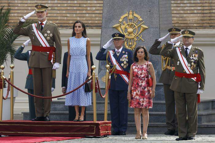 König Felipe VI. neben Königin Letizia und Spaniens Verteidigungsminister Margarita Robles 