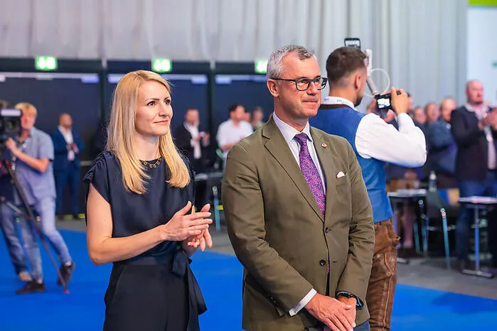 Sabrina Kunasek mit dem Dritten Nationalratspräsidenten Norbert Hofer.