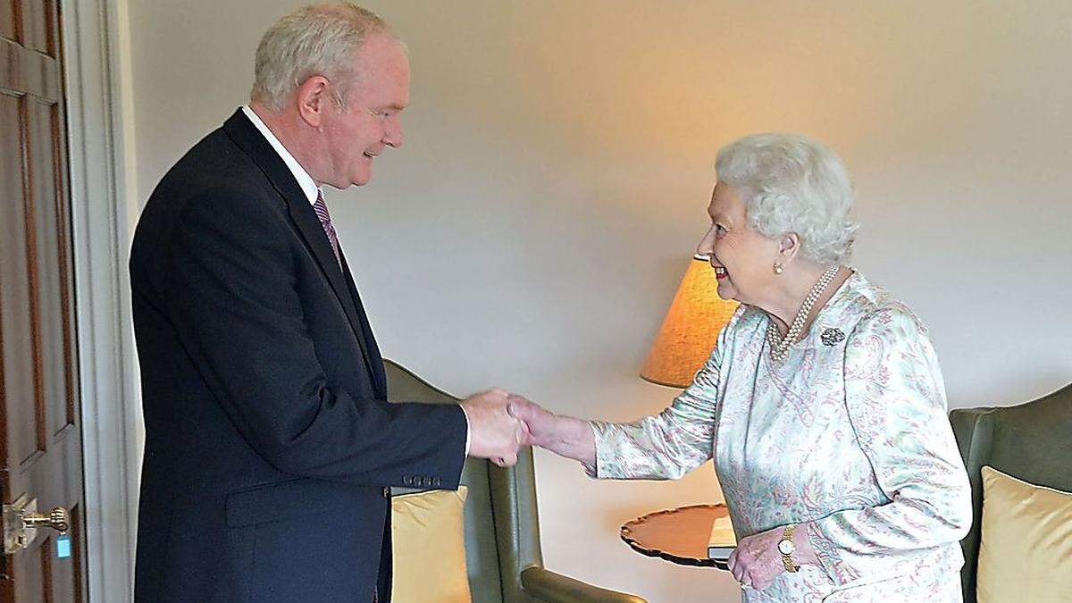 Elizabeth II. mit Vize-Regierungschef Martin McGuinness