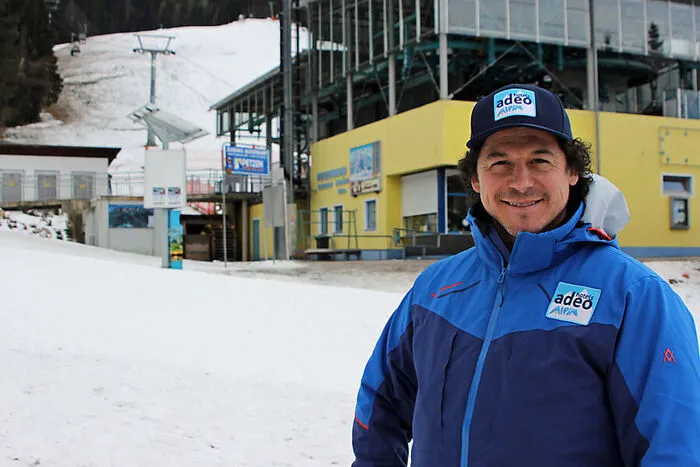 Ski-Ass Rainer Schönfelder: Wenn ich in einer alpinen Region aufwache, frischen Kaffee und Gebäck rieche, draußen Schnee sehe und ich nur zu überlegen brauche, ob ich eine Skitour mache oder Skifahren gehe, bin ich glücklich. Meine Hartnäckigkeit bei meinen Projekten werde ich nicht aufgeben.