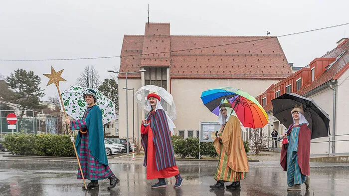 Auch der Regen konnte Anna (Sternträgerin), Helena (Caspar), Eva (Melchior) und Emilia (Balthasar) gestern nicht davon abhalten, wie schon mehrere Jahre zuvor auch heuer wieder in Graz-Wetzelsdorf unterwegs zu sein. Novität: der selbst entwickelte Stern mit LED-Schmuck. „Die Leute freuen sich sehr, wenn wir kommen, vor allem die Älteren“, erzählen die vier Sternsingerinnen. Altersheime gehen heuer leider nicht. Herausforderungen sind die Hochhäuser, zum Teil geht’s da bis in den zwölften Stock hinauf. Zum Lohn gibt’s allerdings oft auch Süßigkeiten. FUCHS