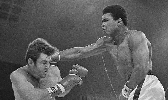 k.o.für Corona: Boxlegende Muhammad Ali (re.) hatte eine Reichweite von knapp zwei Metern. Die abgeleitete Schlagdistanz von einem Meter wäre der perfekte Virusschutz gewesen. 