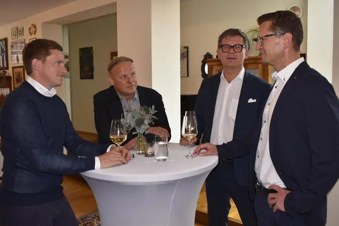 Vertreter aus der Politik, Wirtschaft, Gesellschaft und der Apothekerkammer feierten mit