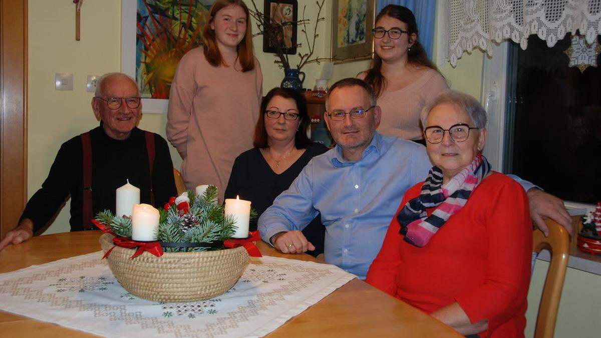 Drei Generationen unter einem Dach: Bruno, Theresa, Christine, Johann, Alfred und Stefanie Schwab aus Kainach