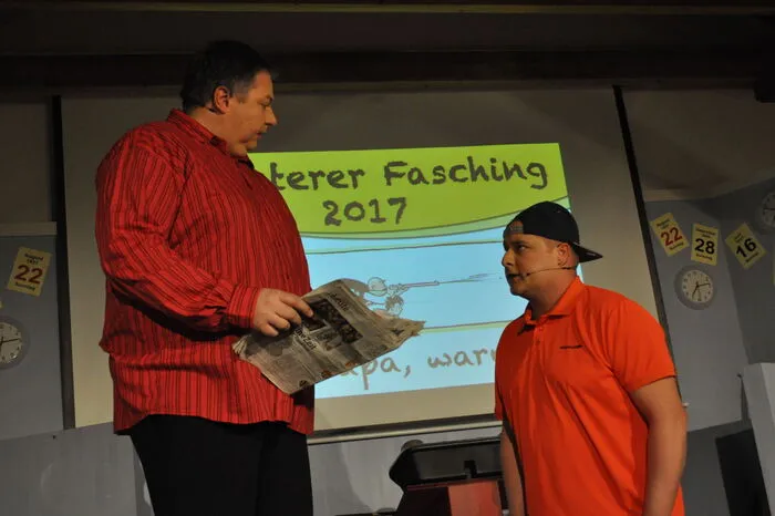 Eduard Brachmaier hat seinem sich im Volksschulalter befindlichen "Sohn" Alex Winkler da Einiges zu erklären ...