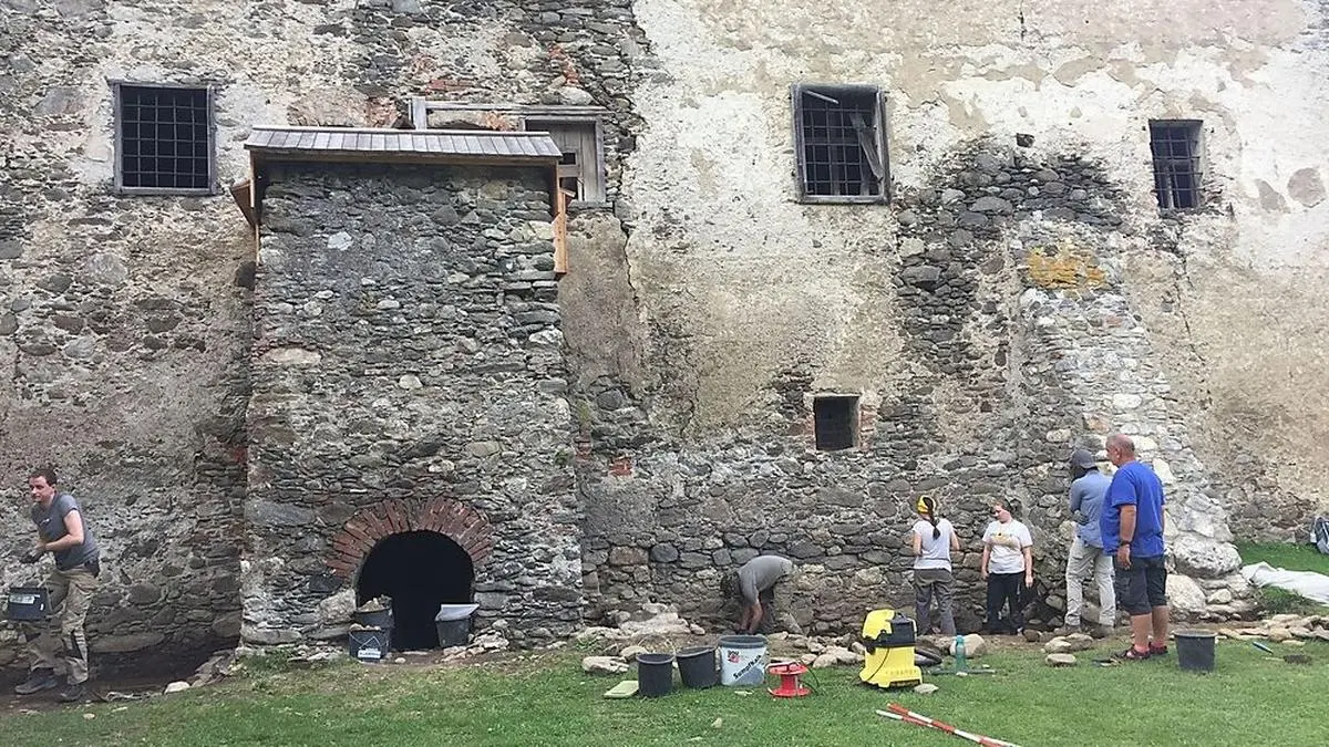 Forschungsarbeiten an der Ostfassade