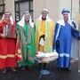 Die Sternsinger waren Corona zum Trotz auch heuer wieder im Bezirk unterwegs. Ein Bild aus Bruck: Werner Kogler (Harmonika) mit seiner Truppe in der Mittergasse