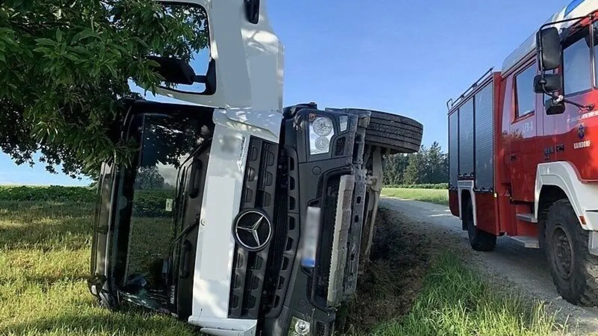 Der Betonmischer kam von der Straße ab und stürtzte um