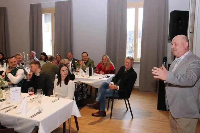Eine Hundertschaft an Freunden, Familienmitgliedern, Mitarbeitern, Wegbegleitern und Geschäftspartnern gratulierte dem erfolgreichen Unternehmer zum Jubiläum und feierte gemeinsam einen schönen Nachmittag.