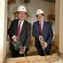 
Spatenstich einmal anders: Landeshauptmann Christopher Drexler und Bürgermeister Anton Edler eröffneten mit Bohrmaschinen die Baustelle neben der Florianikirche am Himmelsberg in Straden