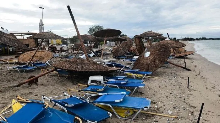 Zerstörter Strand in Chalkidiki
