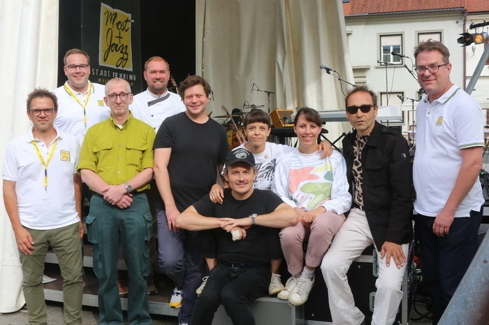 Als Zugpferde für das dreitägige Programm auf der Festivalbühne holte man Gruppen wie „Familie Lässig“ rund um Manuel Rubey, Gerald Votava und Gunkl nach Fehring.