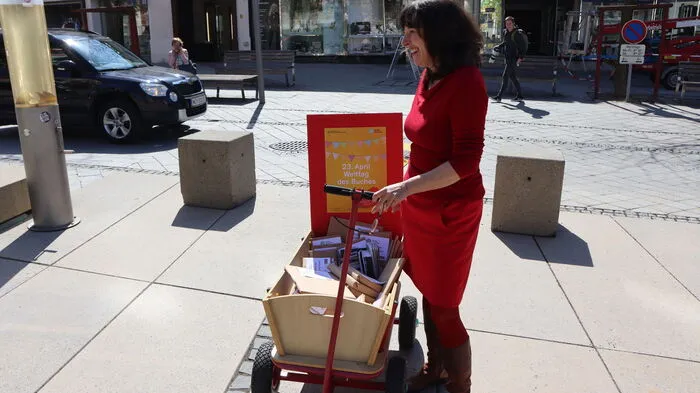 Petra Schaller ist Verkaufsleiterin der Buchhandlung Plautz und hat am Freitag Vormittag Bilder in Gleisdorf verschenkt