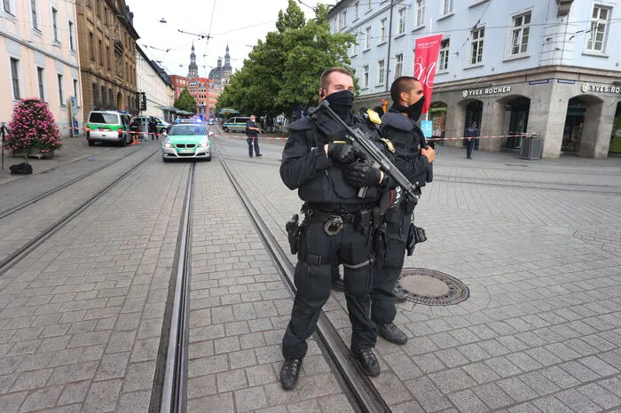 Bei dem mutmaßlichen Täter, der festgenommen wurde, handelt es sich nach Polizeiangaben um einen 24 Jahre alten Mann aus Somalia.