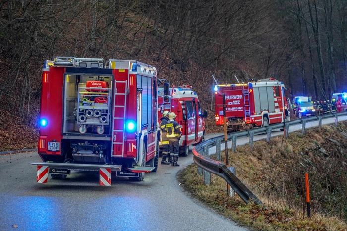 Im Zuge von Forstarbeiten ist ein Traktor in Tradigist auf einer nassen Wiese ins Rutschen gekommen und rund 200 Meter über eine Böschung abgestürzt.