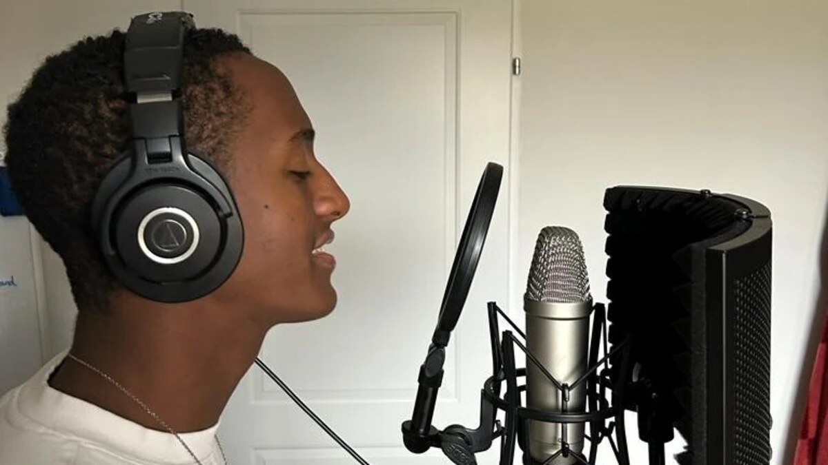 Samuel Bach in dem Studio, das er sich zu Hause eingerichtet hat