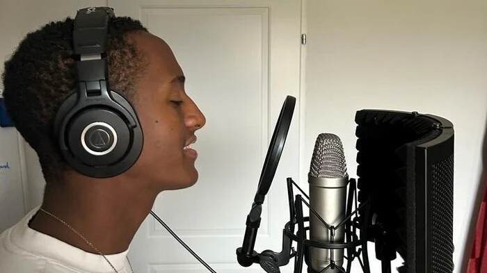 Samuel Bach in dem Studio, das er sich zu Hause eingerichtet hat