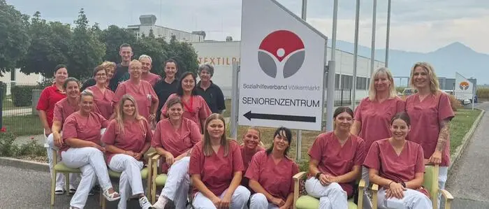 Sie halten zusammen: Die Pflegerinnen und Pfleger des Teams vom 2. Obergeschoß im Seniorenzentrum Kühnsdorf