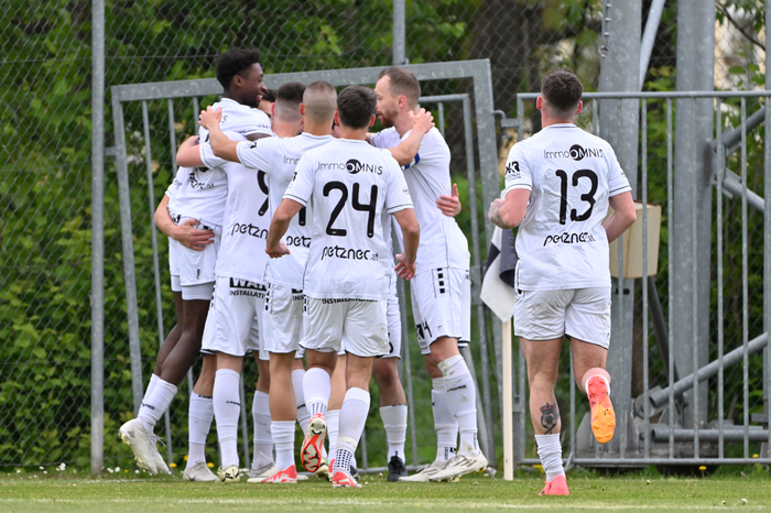 Jubel ASK Klagenfurt Mannschaft, #24 Matic Ahacic ASK Klagenfurt, #13 Kyrylo Romaniuk ASK Klagenfurt, #16 Mersei Dieu Nsandi ASK Klagenfurt, ASK Klagenfurt vs. SK Vorwärts Steyr 21.4.2024, ASK Klagenfurt vs. SK Vorwärts Steyr am 21.04.2024 in Klagenfurt (ASK Sportzentrum Fischl), Austria, (Photo by Bernd Stefan)