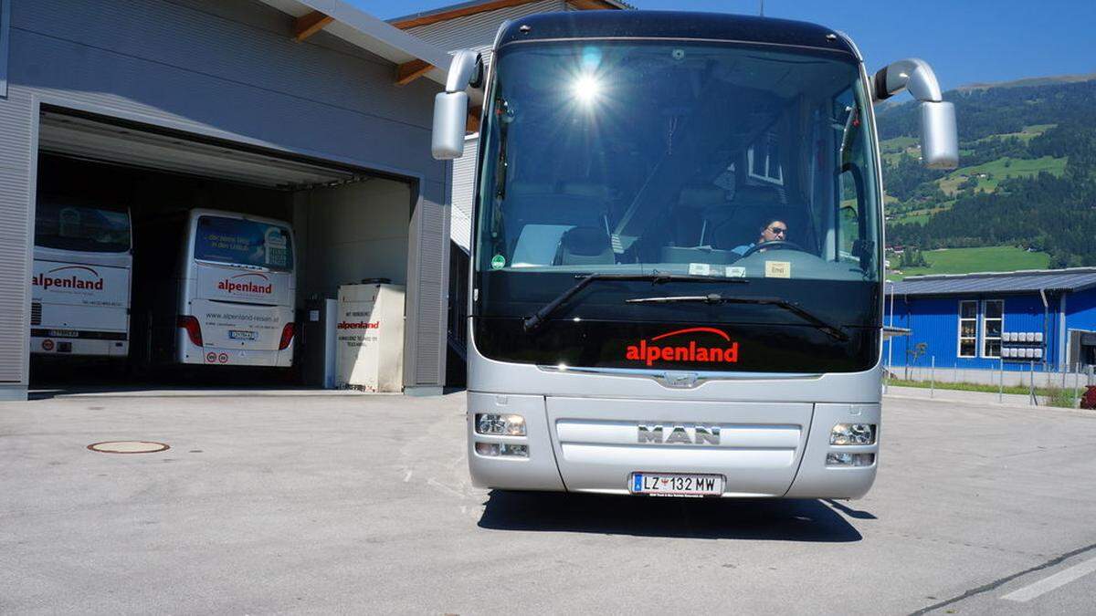 Mit Wasserschlauch und einem Besen wusch ein Bediensteter des Reisebüros Alpenland die Scheiben eines Reisebusses. Dies löste Rechtsstreit aus