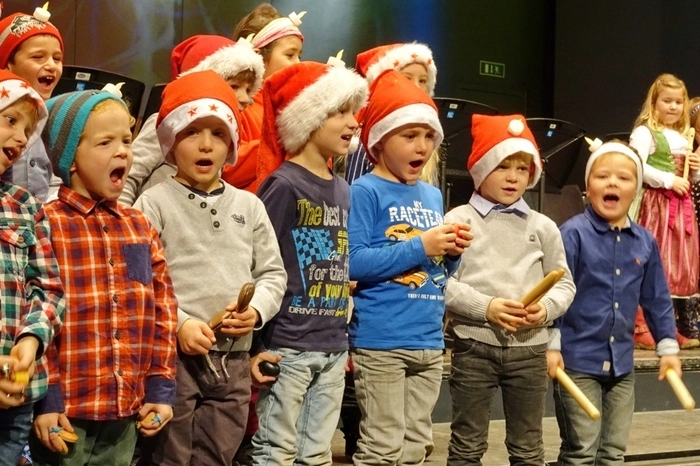 Mit "Morgen kommt der Nikolaus" folgten die jüngsten Musikschüler der Elementaren Musikerziehung...