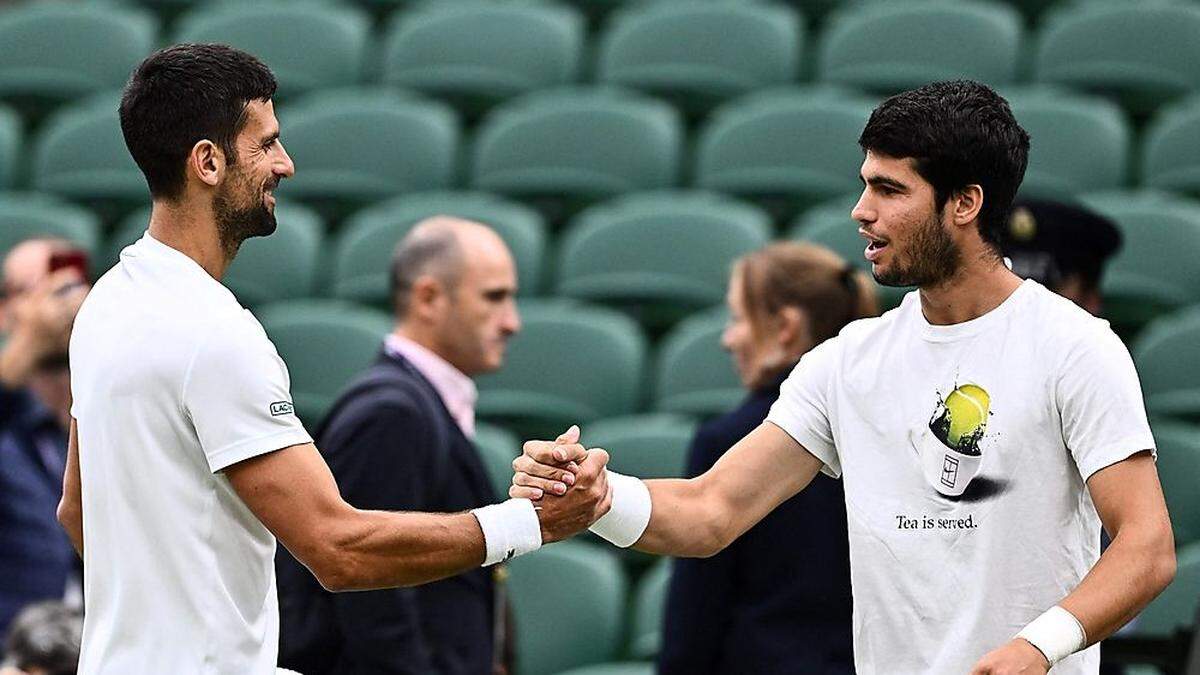 Novak Djokovic (links) und Carlos Alcaraz