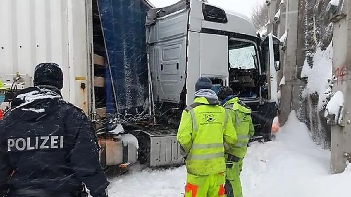 Erst vor rund zehn Tagen rutschte wieder ein Lkw in eine Mauer 