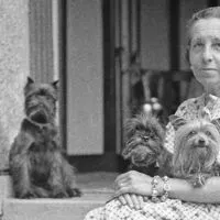 Madame d'Ora mit ihren Hunden in Frohnleiten